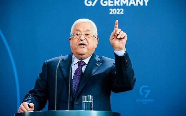 رئيس السلطة الفلسطينية محمود عباس خلال مؤتمر صحفي مشترك مع المستشار الألماني أولاف شولتس في المستشارية في برلين، ألمانيا، 16 أغسطس 2022 (Jens Schlueter / AFP)