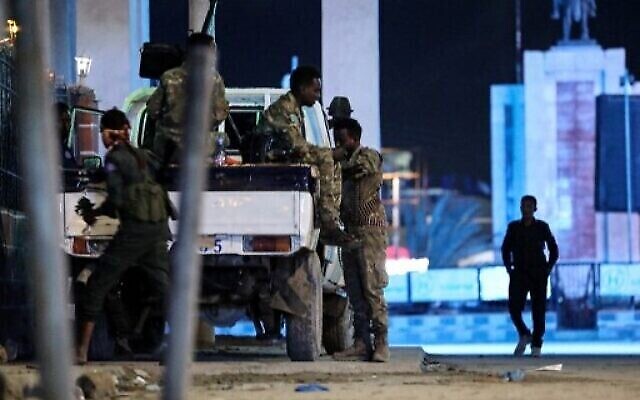 دورية لقوات الأمن بالقرب من فندق الحياة بعد هجوم شنه مقاتلو الشباب في مقديشو، 20 أغسطس 2022 (Hassan Ali ELMI / AFP)