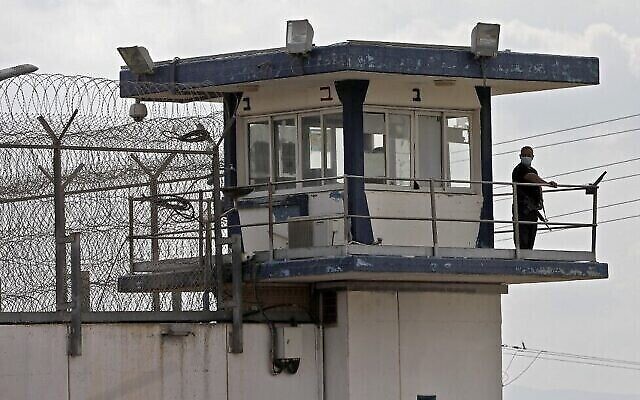 توضيحية: شرطي يراقب من برج مراقبة في سجن جلبوع في شمال اسرائيل، 6 سبتمبر، 2021. (JALAA MAREY / AFP)