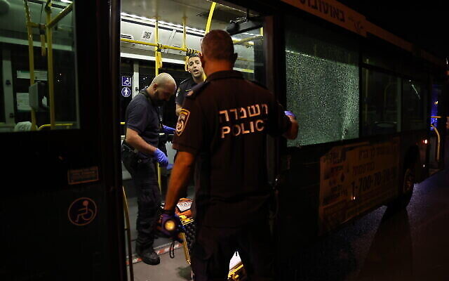الشرطة تتفقد موقع حادثة إطلاق نار خارج البلدة القديمة في القدس، 14 أغسطس، 2022. (Yonatan Sindel / Flash90)