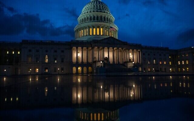 مبنى الكابيتول مساء يوم 6 أغسطس، 2022 في العاصمة الأمريكية واشنطن. (Anna Rose Layden/Getty Images/AFP)
