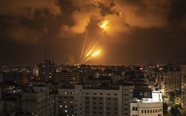 توضيحية: فلسطينيون يطلقون صواريخ باتجاه إسرائيل في مدينة غزة، 6 أغسطس 2022 (AP Photo / Fatima Shbair)