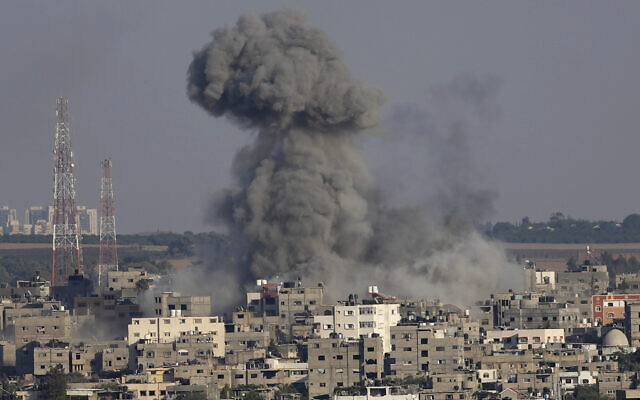 الدخان يتصاعد بعد غارات جوية اسرائيلية على مبنى سكني في غزة، 7 اغسطس 2022 (Adel Hana / AP)