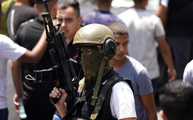 توضيحية: مسلح فلسطيني في مدينة نابلس بالضفة الغربية، 9 أغسطس، 2022. (Majdi Mohammed / AP)