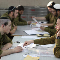 توضيحية: جنود إسرائيليون من كتيبة نيتساح يهودا في قاعدة عسكرية شمال غور الأردن. (Yaakov Naumi/Flash90)