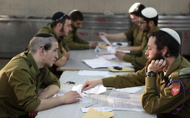 توضيحية: جنود إسرائيليون من كتيبة نيتساح يهودا في قاعدة عسكرية شمال غور الأردن. (Yaakov Naumi/Flash90)