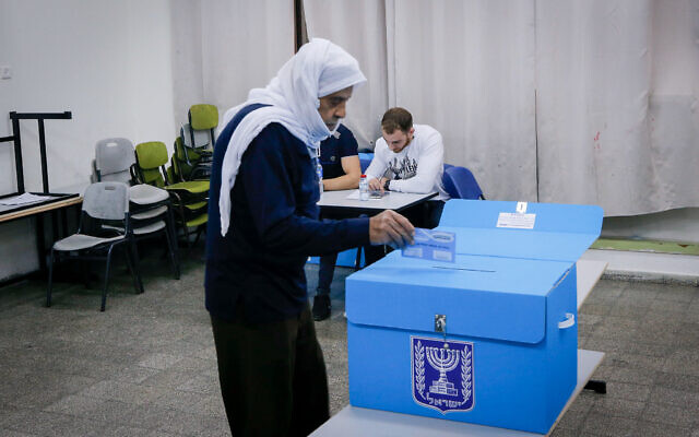 عرب إسرائيليون يدلون بأصواتهم في الانتخابات العامة الإسرائيلية، في كفر مندا، شمال إسرائيل، 23 مارس 2021 (Jamal Awad / Flash90)