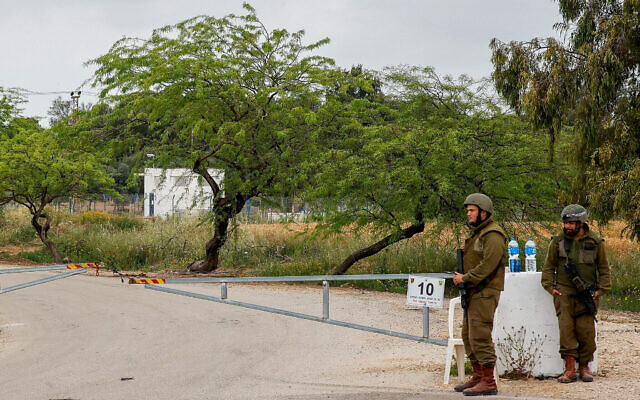 توضيحية: جنود إسرائيليون يغلقون طريقًا بالقرب من حدود غزة، 24 أبريل 2021 (Flash90)