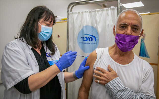 رجل إسرائيلي يتلقى جرعة ثانية من لقاح كوفيد-19 في موديعين، 6 يناير 2022 (Yossi Aloni / Flash90)