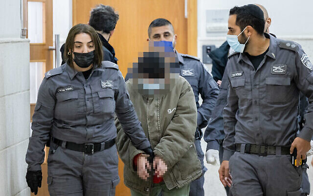 امرأة متهمة بالاتصال بعميل أجنبي من إيران، تصل إلى جلسة استماع في محكمة منطقة القدس، 20 يناير 2022 (Yonatan Sindel / Flash90)