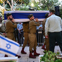 أقارب وأصدقاء يحضرون جنازة الجندي الإسرائيلي ناتان فيتوسي، الذي قُتل في اليوم السابق بنيران صديقة بالقرب من مدينة طولكرم بالضفة الغربية، 16 أغسطس، 2022. (Avshalom Sassoni/FLASH90)