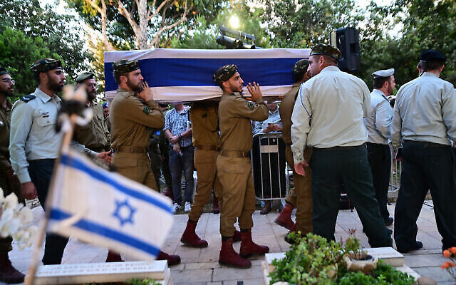 أقارب وأصدقاء يحضرون جنازة الجندي الإسرائيلي ناتان فيتوسي، الذي قُتل في اليوم السابق بنيران صديقة بالقرب من مدينة طولكرم بالضفة الغربية، 16 أغسطس، 2022. (Avshalom Sassoni/FLASH90)