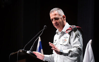 رئيس هيئة أركان الجيش الإسرائيلي أفيف كوخافي يتحدث في مؤتمر في غاني تيكفا، 18 أغسطس، 2022. (Avshalom Sassoni / Flash90)