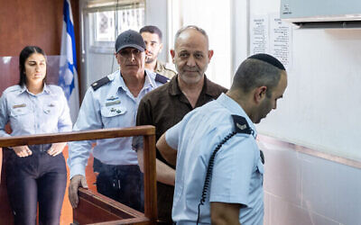 باسم السعدي، قائد حركة الجهاد الإسلامي في الضفة الغربية، يمثل في جلسة في سجن عوفر، خارج القدس، 25 أغسطس، 2022. (Yonatan Sindel / Flash90)