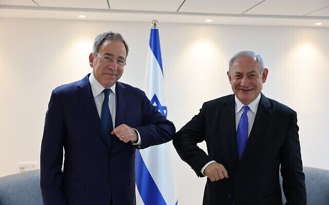 السفير الأمريكي لدى إسرائيل توم نايدس (إلى اليسار) وزعيم المعارضة بنيامين نتنياهو يلتقيان في الكنيست، 9 ديسمبر، 2021. (US Embassy in Israel)
