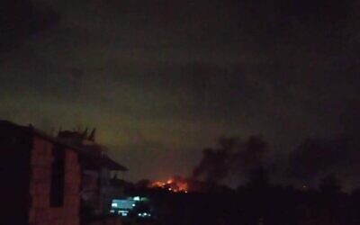 حريق مشتعل بالقرب من مدينة طرطوس السورية الساحلية بعد غارة جوية إسرائيلية، 14 أغسطس 2022 (Social media)