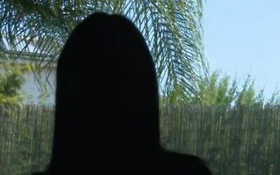 لقطة شاشة من مقابلة فأجريت ي 2 أغسطس 2022 مع حارسة سجن جلبوع، "شيرلي"، التي زعمت أنها تعرضت لاعتداء جنسي من قبل أسير أمني فلسطيني. (Channel 12)