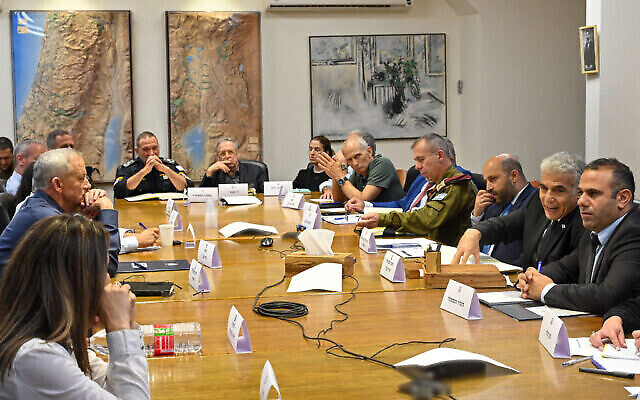 رئيس الوزراء يائير لبيد (الثاني من اليمين) يلتقي بكبار المسؤولين العسكريين والحكوميين خلال اجتماع لمجلس الوزراء الأمني حول عملية "مطلع الفجر" في غزة، في المقر العسكري الـ"كيريا" في تل أبيب، 6 أغسطس 2022 (Kobi Gideon / GPO)