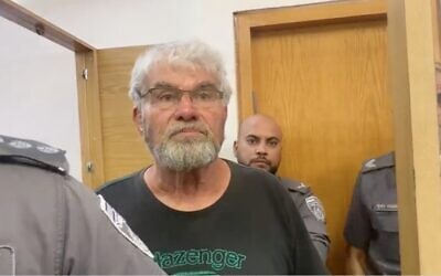 لقطة شاشة من مقطع فيديو يظهر أوري شحوري، الذي تم تصويره وهو يهاجم سائقًا آخر بساطور، يصل إلى جلسة استماع في المحكمة، 29 أغسطس  2022 (Twitter)