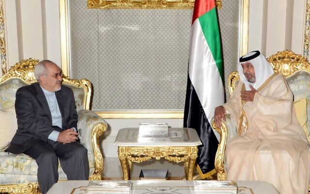 رئيس الإمارات الشيخ خليفة بن زايد آل نهيان (يمين) يلتقي بوزير الخارجية الإيراني محمد جواد ظريف في أبو ظبي، الإمارات العربية المتحدة، 4 ديسمبر 2013 (AP / WAM / File)