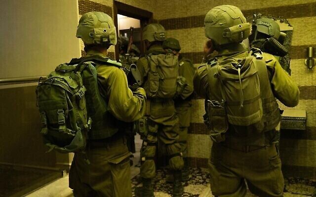 القوات الإسرائيلية تعمل في منزل فلسطيني تربطه صلات بحركة حماس في الضفة الغربية، 1 أغسطس، 2022. (Israel Defense Forces)