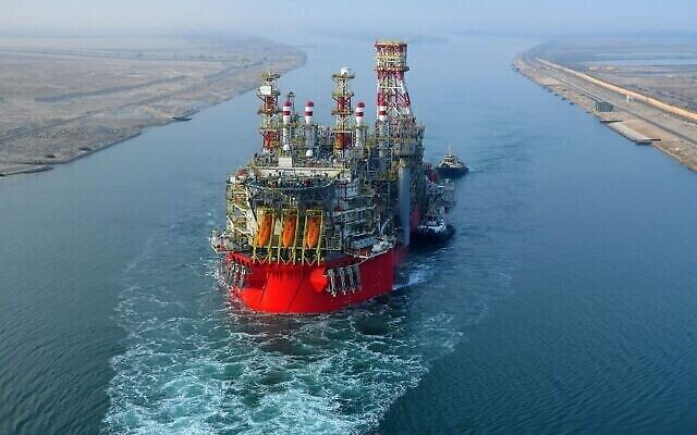 سفينة Energean العائمة للإنتاج والتخزين والتفريغ السفينة ؛ المنصة العائمة لشركة Energean تصل إلى حقل كاريش في يونيو، 2022. (Energean / Suez Canal Authority / AFP)