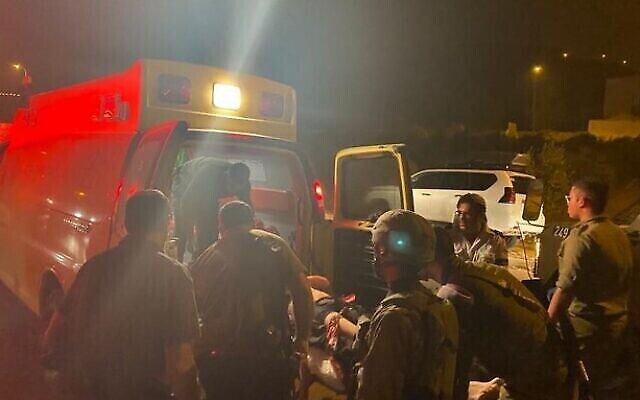 اسرائيلي مصاب يتم تحميله في سيارة إسعاف بعد إطلاق نار بالقرب من قبر يوسف في نابلس، 30 أغسطس 2022 (Samaria Regional Council)