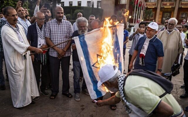 متظاهرون مغاربة يحرقون العلم الإسرائيلي في مظاهرة بالرباط، 9 سبتمبر 2022 (Fadel Senna / AFP)
