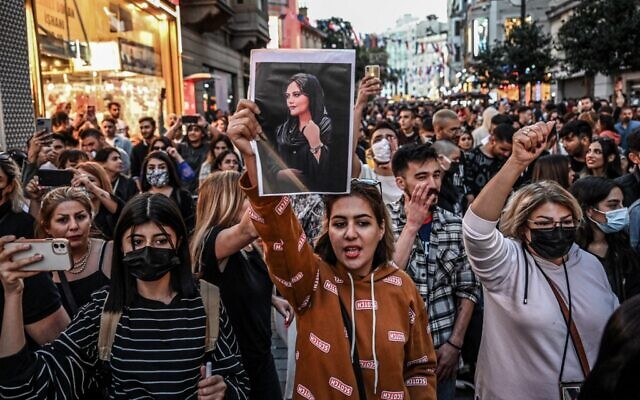 متظاهرة تحمل صورة مهسا أميني خلال مظاهرة ردا على وفاة الشابة الإيرانية بعد اعتقالها في طهران من قبل شرطة الآداب، في شارع استقلال في اسطنبول، 20 سبتمبر 2022 (Ozan KOSE / AFP)