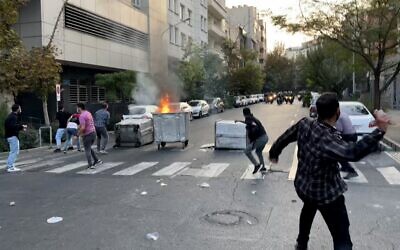 صورة حصلت عليها وكالة فرانس برس خارج إيران تظهر حاوية قمامة تحترق في وسط الشارع خلال احتجاج على وفاة شابة أوقفتها "شرطة الأخلاق" الإيرانية، في طهران، 20 سبتمبر 2022 (AFP)