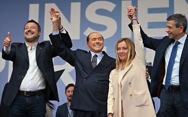 من اليسار إلى اليمين: زعيم حزب ليغا (العصبة) الإيطالي اليميني المتطرف ماتيو سالفيني، وزعيم فورزا إيطاليا سيلفيو برلسكوني، وزعيمة حزب اليمين المتطرف الإيطالي فراتيلي ديتاليا (إخة إيطاليا) جورجيا ميلوني، والنائب الإيطالي من يمين الوسط. ماوريتسيو لوبي، يقفون على المنصة خلال اجتماع حاشد للائتلاف الإيطالي لأحزاب اليمين المتطرف واليمين في ساحة ديل بوبولو في روما، 22 سبتمبر 2022 (Alberto Pizzoli / AFP)