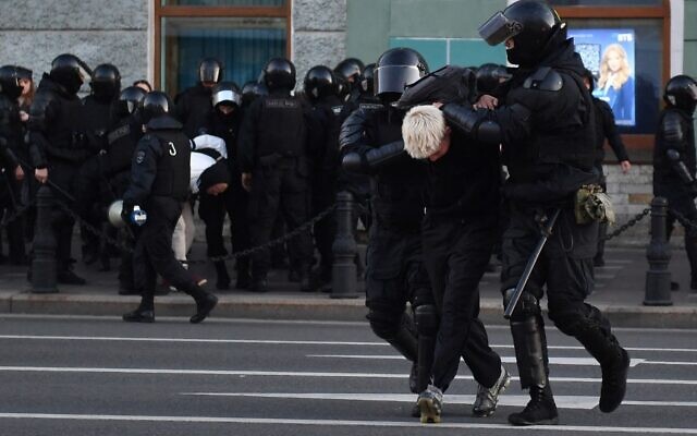 الشرطة تعتقل رجلاً في سانت بطرسبرغ في 24 سبتمبر 2022 ، إثر دعوات للاحتجاج على التعبئة الجزئية التي أعلنها الرئيس الروسي فلاديمير بوتين. (Photo by AFP)