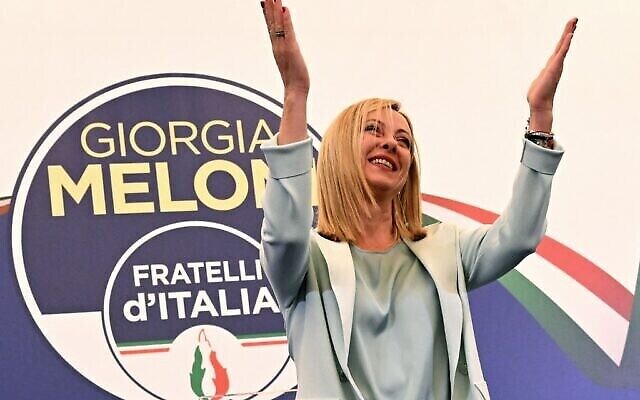 زعيمة حزب ’إخوة إيطاليا’ اليميني المتطرف جيورجيا ميلوني تحيي الجمهور بعد أن ألقت خطابا في مقر حملتها الانتخابية ليلة 26 سبتمبر، 2022 في روما. (Andreas Solaro/AFP)