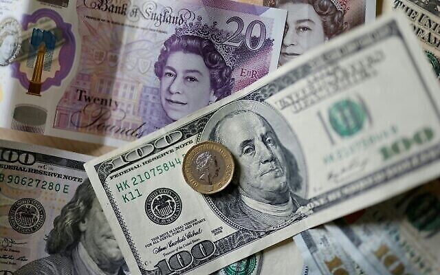 تظهر هذه الصورة التي التقطت في 22 أبريل 2022 الأوراق النقدية بالجنيه الاسترليني والدولار الأمريكي معروضة على طاولة في لندن.  (Tolga Akmen/AFP)