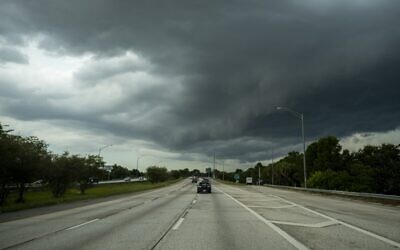 غيوم داكنة في السماء مع اقتراب إعصار إيان في سانت بطرسبرغ، فلوريدا، في 26 سبتمبر 2022 (Ricardo Arduengo / AFP)