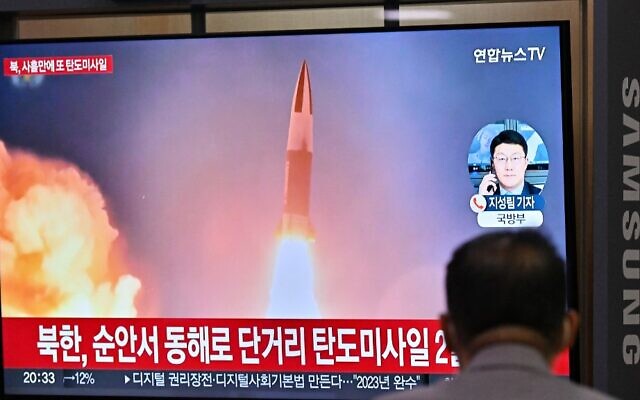 رجل يشاهد شاشة تلفزيونية تظهر بثًا إخباريًا مع لقطات أرشيفية لتجربة صاروخ كوري شمالي ، في محطة سكة حديد في سيول في 28 سبتمبر، 2022.
