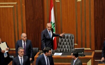 رئيس مجلس النواب اللبناني نبيه بري (وسط) يحضر جلسة نيابية لانتخاب رئيس جديد في بيروت في 29 سبتمبر، 2022. . ( Ibrahim AMRO / AFP)