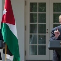 الرئيس الامريكي دونالد ترامب يعقد مؤتمرا صحفيا مع العاهل الأردني الملك عبد الله الثاني في حديقة الورود بالبيت الابيض، 5 أبريل، 2017. (AFP Photo / Nicholas Kamm)