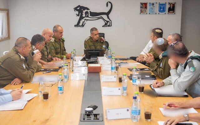 رئيس هيئة أركان الجيش الإسرائيلي أفيف كوخافي يلتقي بمسؤولين عسكريين في مقر القيادة المركزية للجيش في القدس، 28 سبتمبر 2022 (Israel Defense Forces)