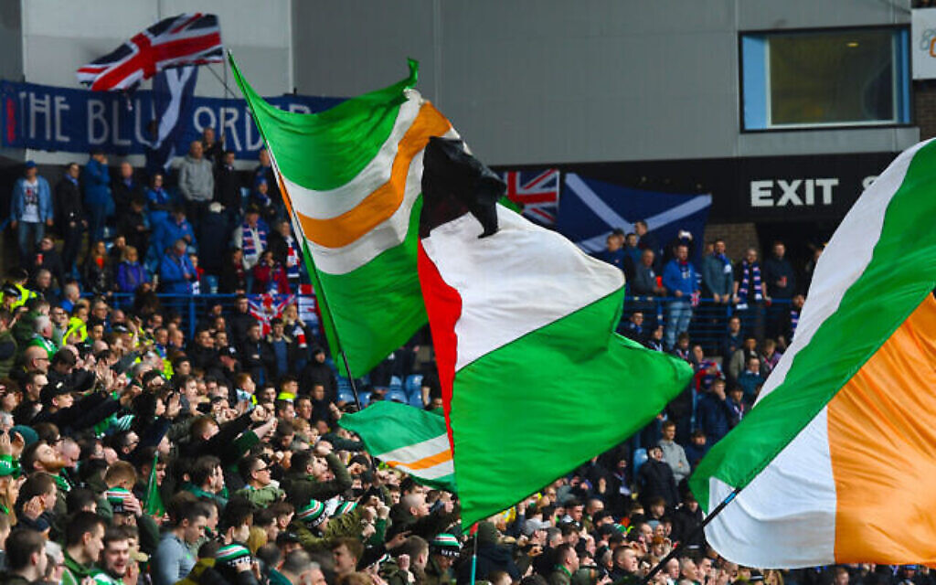 علم فلسطيني بين الأعلام الأيرلندية في مباراة ضد نادي رينجرز في غلاسكو عام 2018. (Craig Williamson / SNS Group via Getty Images / via JTA)