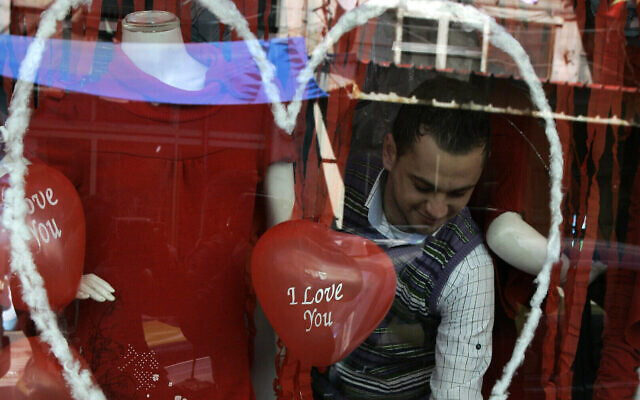 بائع فلسطيني داخل متجره المزين لعيد الحب، في مدينة نابلس بالضفة الغربية، 14 فبراير 2011 (AP Photo / Nasser Ishtayeh)