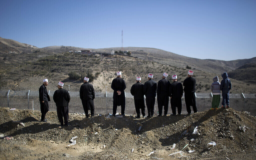 رجال دروز يراقبون الحدود بين اسرائيل وسوريا بالقرب من مجدل شمس في هضبة الجولان، 14 فبراير، 2014. (AP / Oded Balilty)