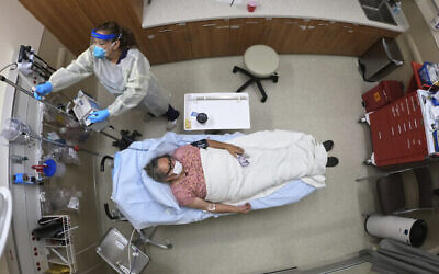صورة توضيحية: امرأة تتلقى حقنة من الأجسام المضادة وهي مستلقية على سرير في غرفة الطوارئ في مركز تانانا العليا الصحي في 22 سبتمبر، 2021، في توك بولاية ألاسكا. (AP Photo / Rick Bowmer)