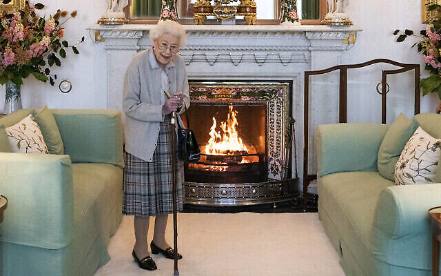 ملكة بريطانيا إليزابيث الثانية تنتظر في غرفة الاستقبال قبل أن تستقبل ليز تروس أمام الجمهور في بالمورال، في اسكتلندا، 6 سبتمبر، 2022. (Jane Barlow / Pool Photo via AP، File)