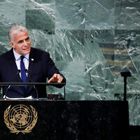 رئيس الوزراء الإسرائيلي يائير لبيد يلقي كلمة أمام الدورة السابعة والسبعين للجمعية العامة للأمم المتحدة، 22 سبتمبر 2022، في مقر الأمم المتحدة بنيويورك (AP Photo/Julia Nikhinson)