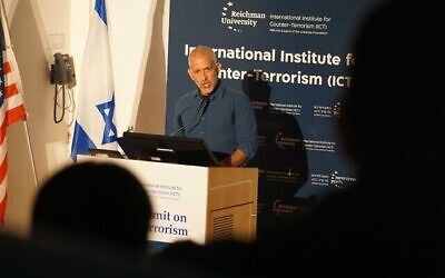 رئيس الشاباك رونين بار يتحدث في المؤتمر السنوي لمعهد سياسة مكافحة الإرهاب في جامعة رايخمان في هرتسليا، 11 سبتمبر، 2022. (Emanuel Fabian/Times of Israel)