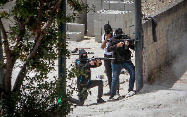 توضيحية: مسلحون يطلقون النار على القوات الإسرائيلية خلال مداهمة في مدينة جنين شمال الضفة الغربية، 13 مايو، 2022. (Nasser Ishtayeh / Flash90)