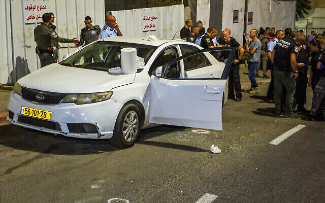 الشرطة في موقع جريمة قتل الصحفي العربي الإسرائيلي نضال إغباريه بالرصاص في سيارته في مدينة أم الفحم في شمال البلاد، 4 سبتمبر، 2022. (Flash90)