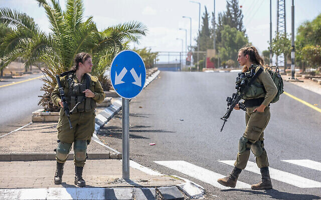 ملف: جنديتان إسرائيليتان تغلقان مدخل حاجز الجلمة بالقرب من مدينة جنين بالضفة الغربية، 14 سبتمبر، 2022. (David Cohen / Flash90)גלבוע