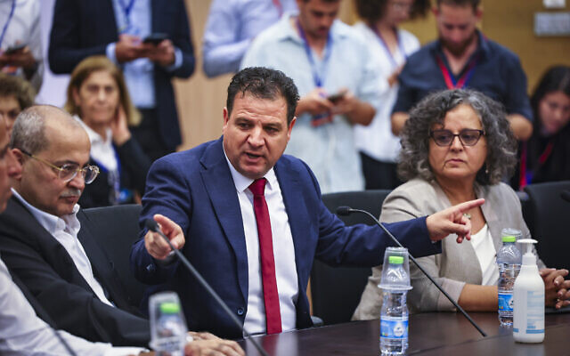 زعيم حزب الجبهة أيمن عودة خلال مؤتمر صحفي مع نواب من فصيل الجبهة - العربية للتغيير أثناء تسجيل قائمتهم الحزبية، 15 سبتمبر 2022 (Yonatan Sindel / Flash90)